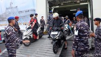 Selain membawa penumpang, KRI Banda Aceh juga membawa 181 sepeda motor.