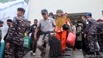 Pemudik dengan Kapal Perang Kembali ke Jakarta