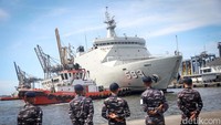 KRI Banda Aceh merapat ke Dermaga Kolinlamil, Jakarta, Senin (15/4/2024).