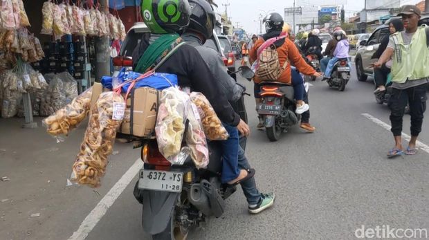 Pemudik membeli kerupuk melarat di salah satu toko oleh-oleh khas Cirebon.