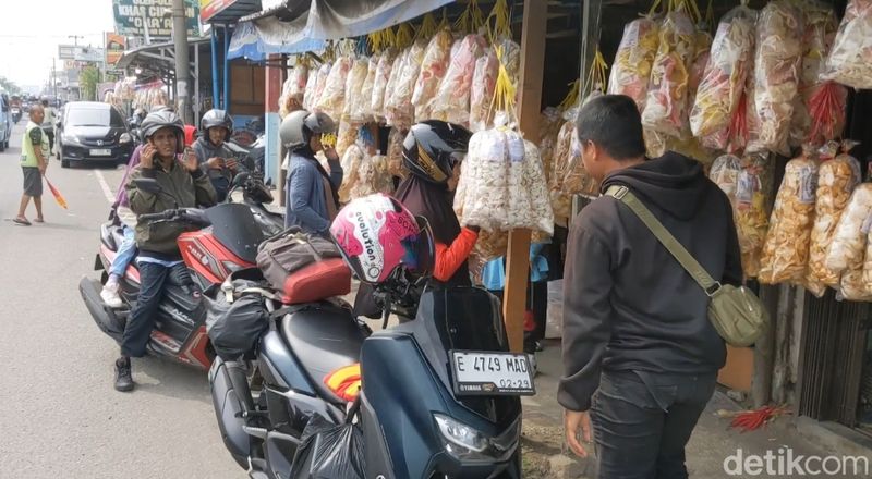 Pemudik membeli kerupuk melarat di salah satu toko oleh-oleh khas Cirebon.