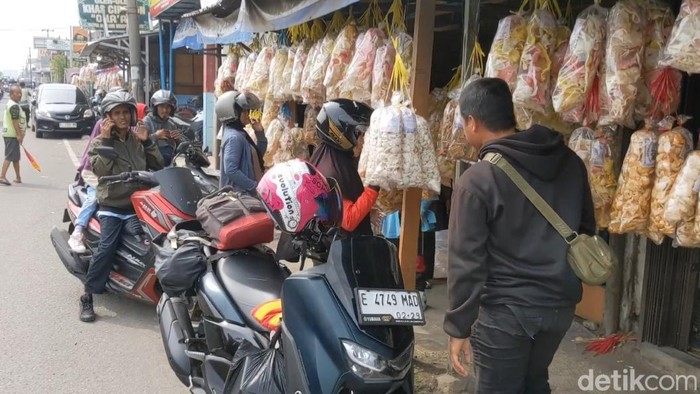Pemudik membeli kerupuk melarat di salah satu toko oleh-oleh khas Cirebon.