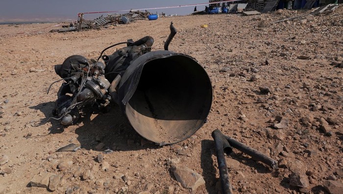 The remains of a rocket booster that, according to Israeli authorities critically injured a 7-year-old girl, after Iran launched drones and missiles towards Israel, near Arad, Israel, April 14, 2024. REUTERS/Christophe van der Perre     TPX IMAGES OF THE DAY