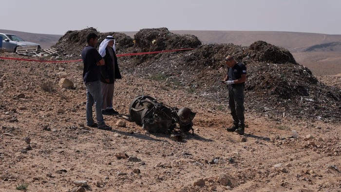 Penampakan Puing-puing Roket Usai Iran Serang Israel The remains of a rocket booster that, according to Israeli authorities critically injured a 7-year-old girl, after Iran launched drones and missiles towards Israel, near Arad, Israel, April 14, 2024. REUTERS/ChristopheΒ van derΒ Perre TPX IMAGES OF THE DAY