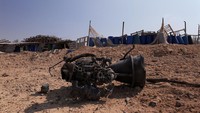 Di sebuah desa Badui di Israel selatan, bagian dari pendorong roket ditemukan oleh penduduk, yang mengatakan mereka harus bergegas ke kota terdekat, Arad, untuk berlindung dari serangan tersebut.  