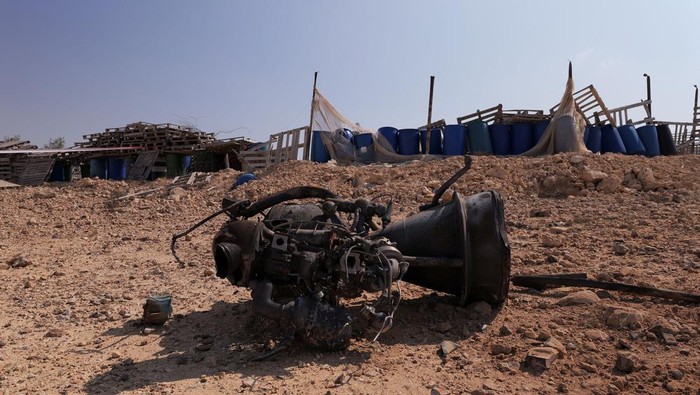 The remains of a rocket booster that, according to Israeli authorities critically injured a 7-year-old girl, after Iran launched drones and missiles towards Israel, near Arad, Israel, April 14, 2024. REUTERS/Christophe van der Perre     TPX IMAGES OF THE DAY