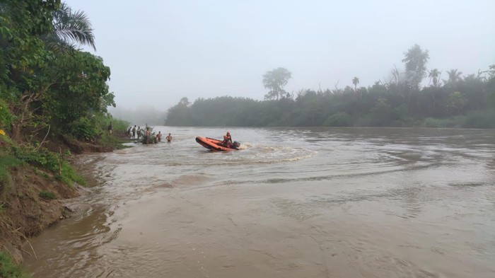 Pencarian terhadap bocah Afifah di Sungai Kikim.