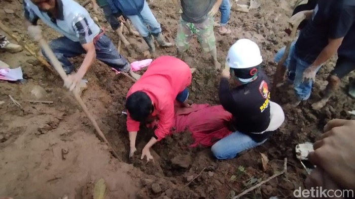 Penemuan jasad ibu-anak korban longsor Tana Toraja, Sulsel.