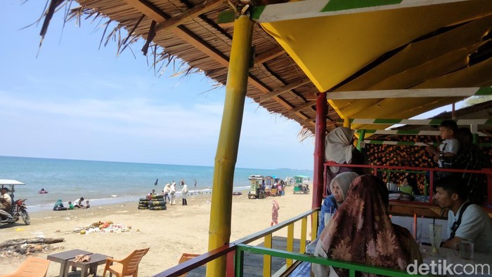 Pengunjung bisa menikmati suasana pantai di Pidie Jaya dari pondok sambil bersantap makan dengan harga terjangkau. (Perdana Ramadhan/detikSumut)