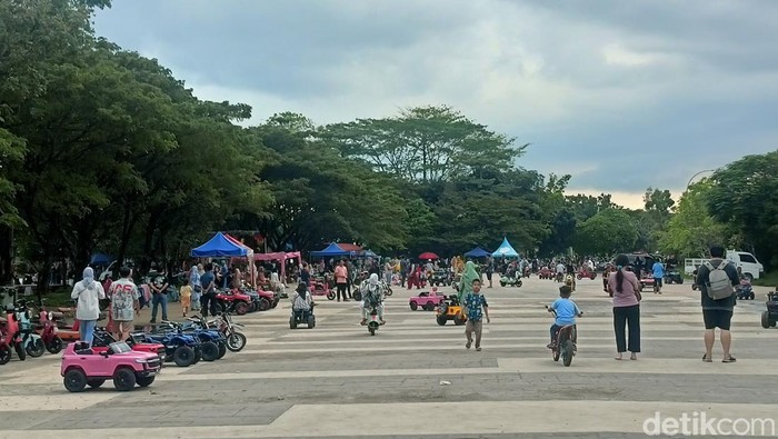 Pengunjung Jakabaring Sport City Palembang menikmati libur Lebaran dengan piknik di danau JSC.