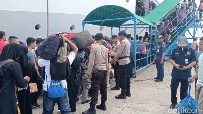 Penumpang memadati tangga naik menuju KM Tidar di Pelabuhan Yos Sudarso, Ambon, Maluku.