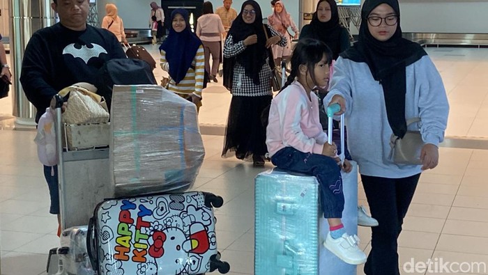 Penumpang tiba di terminal kedatangan Bandara Internasional Hang Nadim Batam, Senin (15/4/2024).(Alamudin Hamapu/detikSumut)