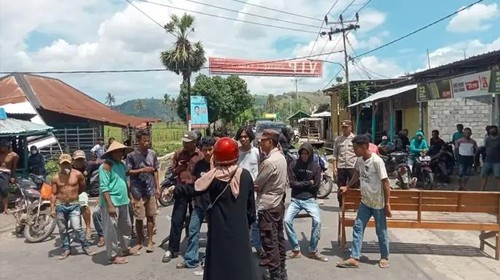 Penutupan Jalan Kilo-Sanggar, tepatnya di pertigaan Dusun Kambu, Kecamatan Kilo, Kabupaten Dompu, NTB, akibat harga jagung yang terus turun, Senin (15/4/2024). (Dokumentasi narasumber, Nanang)