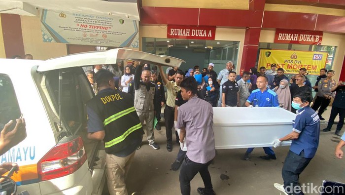 Penyerahan jenazah korban KM 58 Tol Japek (Wildan Noviansah/detikcom)