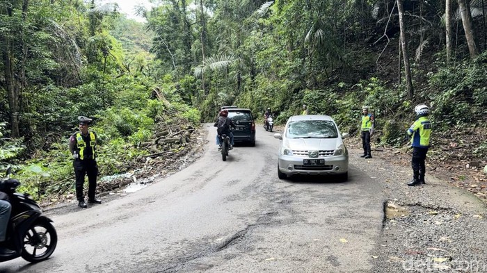 Personel Ditlantas Polda Sulsel mengatur lalu lintas di Kappang.