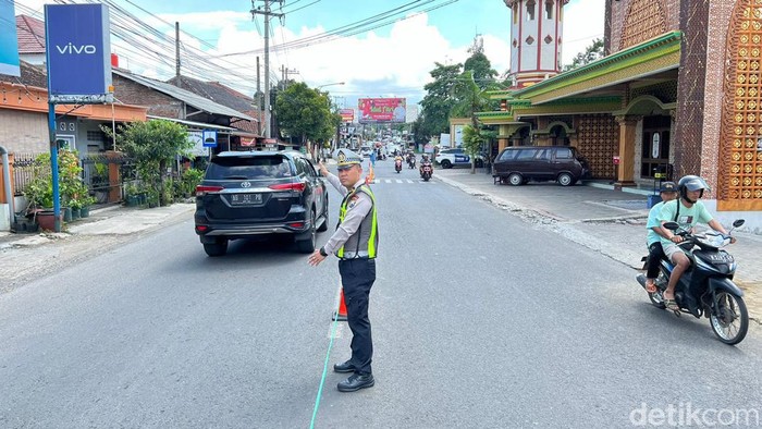 Petugas melakukan pengaturan lalin di ruas Batu-Karanglo.