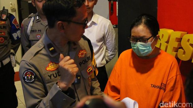 Polisi memamerkan barang bukti uang Rp 200 juta dan perhiasan yang dicuri ART di Kota Malang.