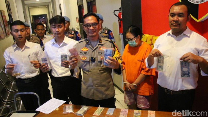 Polisi memamerkan barang bukti uang Rp 200 juta dan perhiasan yang dicuri ART di Kota Malang.
