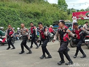 Asoy Geboy Tarian Polisi Hibur Pemudik Terjebak Macet di Gentong