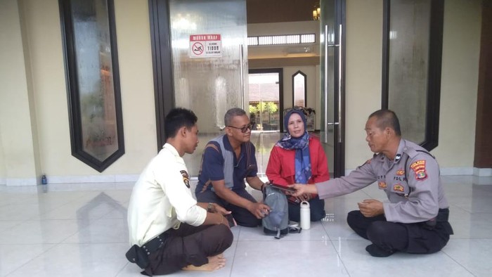 Polisi mengembalikan uang ratusan juta milik pemudik yang tertinggal di rest area Lampung.