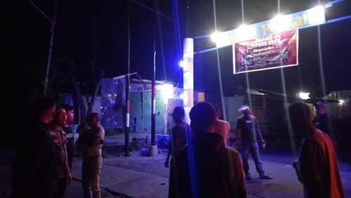 Polisi saat mengamankan lokasi kejadian pembacokan di Kampung Baru, Kelurahan Nusa Kenari, Kecamatan Teluk Mutiara, Kabupaten Alor, NTT. (Dok Polres Alor)