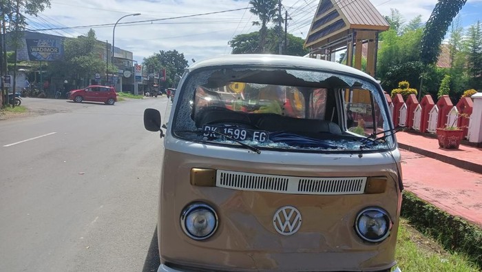 Tabrakan beruntun tiga kendaraan terjadi di Kabupaten Bone, Sulawesi Selatan (Sulsel). Sebanyak dua mobil dan satu sepeda motor terlibat kecelakaan yang mengakibatkan tiga orang luka.