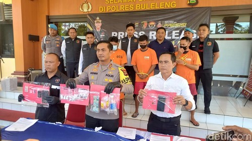 Polres Buleleng saat merilis kasus penyalahgunakan narkoba di halaman depan Mapolres Buleleng, Senin (15/4/2024). AS diduga pengedar paling kanan. (Made Wijaya Kusuma.)