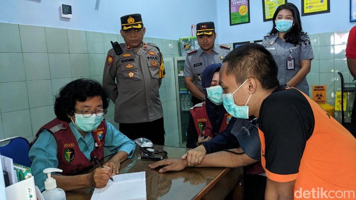 Polres Trenggalek mengecek kesehatan tahanan titipan di Rutan Trenggalek.