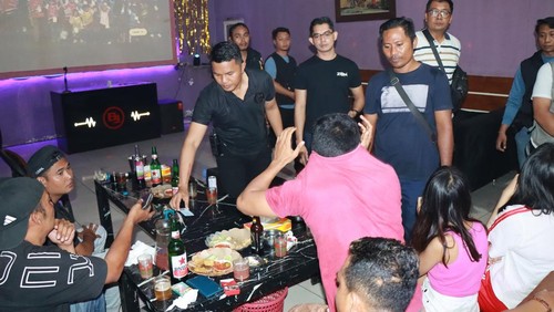 Anggota Polresta Mataram merazia tempat hiburan malam, Minggu (14/4/2024).