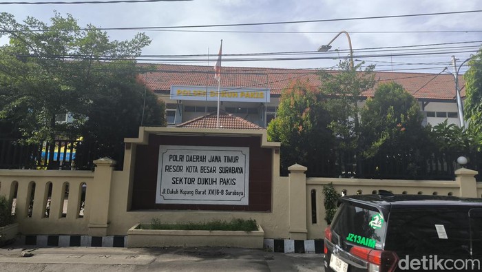 Polsek Dukuh Pakis Surabaya.