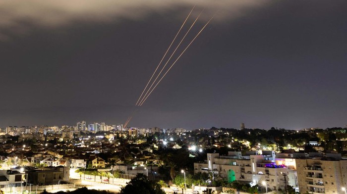 Potret Iran Hujani Israel dengan Rudal Iran melancarkan serangan rudal dan drone ke Israel pada Minggu 14 April 2024. Sekitar 300 drone dan rudal ditembakan.
