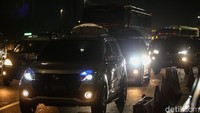 Dilaporkan jumlah kendaraan di empat gerbang tol utama mencapai 296 ribu kendaraan. 