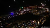 Kendaraan mengular hingga beberapa kilometer.