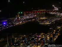 Potret Kemacetan Panjang di GT Cikampek Utama Saat Puncak Arus Balik