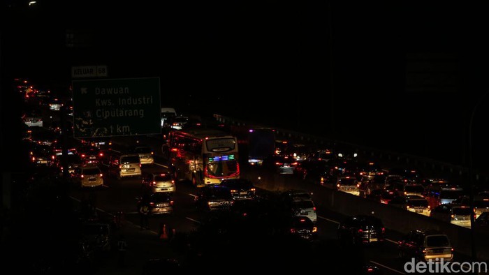 Kendaraan arus balik arah Jakarta terjebak kemacetan di GT Cikampek Utama, Karawang, Jawa Barat, Senin (15/4/2024) dini hari.