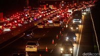 Arus lalu lintas tersendat akibat penyempitan lajur menuju arah Jakarta yang menggunakan contraflow.