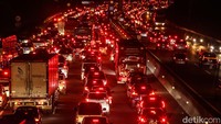 Data Jasa Marga melaporkan pada pukul 20.00 WIB, ada 62.000 kendaraan yang masuk melalui Gerbang Tol Cikampek Utama (Cikatama) ke arah Jakarta.