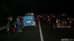 Potret Pemudik Istirahat di Bahu Tol Imbas Macet-Rest Area Penuh