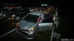 Potret Pemudik Istirahat di Bahu Tol Imbas Macet-Rest Area Penuh