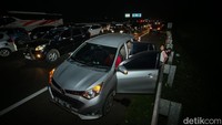 Padatnya kondisi lalu lintas dan rest area yang penuh memaksa pemudik menepi dan beristirahat di bahu jalan.