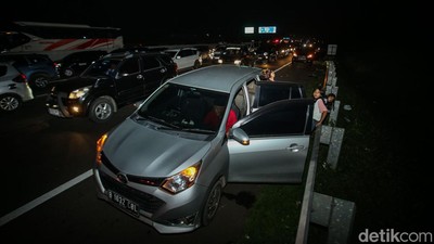 Potret Pemudik Istirahat di Bahu Tol Imbas Macet-Rest Area Penuh