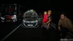 Potret Pemudik Istirahat di Bahu Tol Imbas Macet-Rest Area Penuh