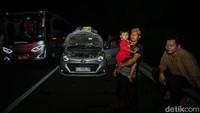 Beberapa kendaraan juga nampak membuka kap mesin untuk sekedar mendinginkan mesin.