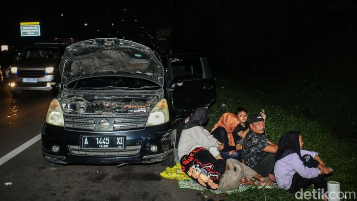 Kendaraan arus balik di tol Cikampek arah Jakarta semakin padat. Sejumlah pemudik memilih menepi di bahu jalan untuk istirahat imbas macet dan rest area penuh, Senin (15/4/2024)