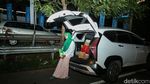Potret Pemudik Istirahat di Bahu Tol Imbas Macet-Rest Area Penuh