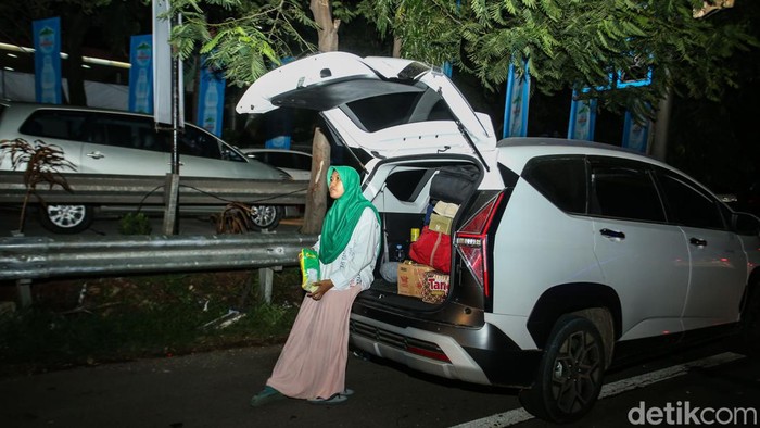 Kendaraan arus balik di tol Cikampek arah Jakarta semakin padat. Sejumlah pemudik memilih menepi di bahu jalan untuk istirahat imbas macet dan rest area penuh, Senin (15/4/2024)