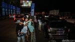 Potret Pemudik Istirahat di Bahu Tol Imbas Macet-Rest Area Penuh