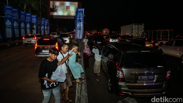 Kendaraan arus balik di tol Cikampek arah Jakarta semakin padat. Sejumlah pemudik memilih menepi di bahu jalan untuk istirahat imbas macet dan rest area penuh, Senin (15/4/2024)