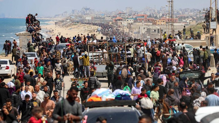 Palestinians, who were displaced by Israels military offensive on south Gaza, make their way as they attempt to return to their homes in north Gaza, amid the ongoing conflict between Israel and Hamas, as seen from central Gaza Strip April 14, 2024. REUTERS/Ramadan Abed