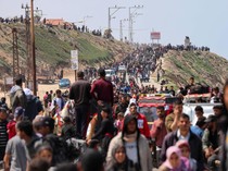 Ingin Kembali, Lautan Warga Palestina Tertahan di Pintu Masuk Gaza Utara
